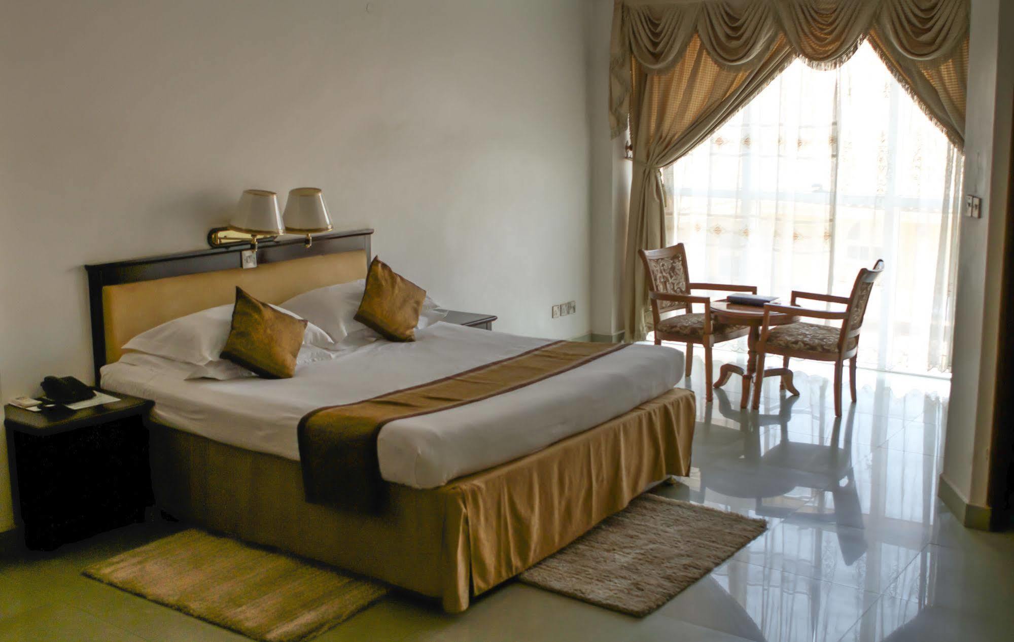 Hotel Sojovalo Кампала Екстериор снимка